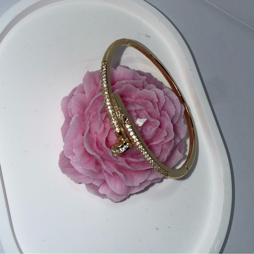 Elegant Gold Color Stainless Steel Bracelet - Picture 3 of 4
